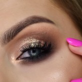 AniquaMakeup Zbliżenie na oko. Przydymione smoky eye w ciepłych barwach pięknie podkreśli niebieską tęczówkę.