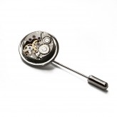 fannyandfranz Broszka wykonana z mechanizmu zegarkowego osadzonego na bazie w kolorze srebrnym. element ozdobny o średnicy 2 cm, długość szpilki ok.4 cm. .