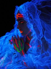 Katheryne Moc w neonach