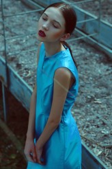 karla_ck Minimalistyczna sukienka w kolorze błękitnym ze skóry ekologicznej z charakterystycznym cięciem francuskim.
Projekt mojego autorstwa
