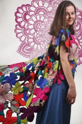 Emilia_Helena Projekty inspirowane twórczością Wyspiańskiego: 
haftowana bluza zapinana na plecach z ozdobnym długim frędzlem, sukienka haftowana tasiemkami,
satynowa spódnica, cielisty top, narzutka w kolorowe kwiaty, krótka z przodu, długa z tyłu