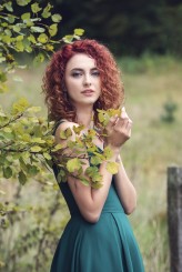 Iza_Cz Z serii Dziewczyna w zielonej sukience

Modelka: Anna Łopata
https://www.instagram.com/redhaired.weirdo/