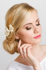 whitefashion Zdjęcie opublikowane w magazynie make-up  trendy. Fryzurę ozdabiają dziergane kwiaty White Fashion