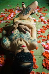 Nina10 Kobieta osypana płatkami róż ...