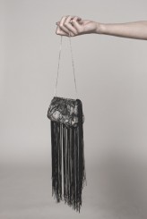 Agata_Foi Własnoręcznie wykonana torebka z nadrukiem handmade, srebrnym łańcuszkiem i pojedynczymi frędzlami.