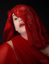 KrakowskieAtelier Publikacja: "Scarlet in the Dark" BeauNU Magazine 
Model: Emilia Kostek
MUA: Gabriela Pyclik 