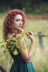 Iza_Cz Dziewczyna w zielonej sukience

Modelka: Anna Łopata 
https://www.instagram.com/redhaired.weirdo/