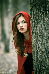 iwona-wolanin Dziewczyna w czerwonej pelerynie
