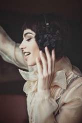 mosca MOSCA nauszniki ze słuchawkami (headphone earmuffs)   - skóra końska/ futro królicze 
 @moscafashion

modelka -  Alessia (Italy)   
zdjęcia  - krismalta.com 
makijaż -  Justyna Kozak