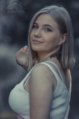 KForemny Modelka Milena

Proszę o ocenę fotografii oraz komentarz z ewentualnymi poprawkami/radami co jest nie tak :D