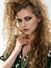 curlyhair fot: Marcin Plezia
mua: Aneta Kaszuba 