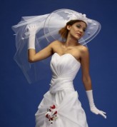 emanuelka Katalog mody ślubnej, majkijaż JA! Więcej na http://slubne-suknie.pl/
