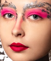 CamilleArtist Fot. FragileArt 

Modelka : Natallia Panasiuk

Makijaż do sesji Beauty z użyciem srebrnej farby oraz koca termicznego jako tła.