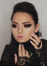 MidnightNoirMakeUp Moth

Model: Trang Ngo Ngoc
Photos, Makeup & Stylling: Aleksandra Zaborska