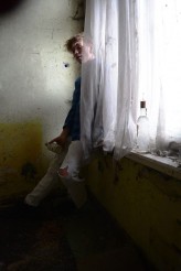 Wiktoria_Chalat_Fotografia "Niepewność"
Jedno z najlepszych zdjęć z sesji w starym, opuszczonym budynku. Spontanicznie znalezione miejsce, spontaniczny pomysł i zadowalający efekt :)