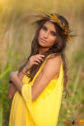 cezarykotarski letni portret dziewczyny w zoltej sukience