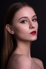 ewaguzgan                             Fotograf: Magdalena Hałas 
Modelka: Justyna Wesołowska
Makijaż: Ewa Guzgan
Produkcja: Face Art Make-Up School            