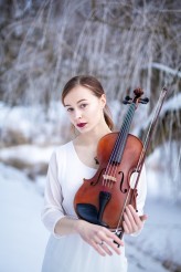Amelia_Szczepanska Bardzo spontaniczna, śnieżna sesja z altówką

