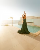 AlbertRadomski Azjatycka modelka w luksusowej nieruchomości w Albanii. Statyczna poza przy basenie na tle zachodu słońca. Morze Jońskie w dalekim planie