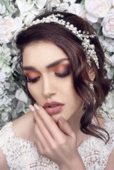 evep The look of love ❤️ MAKE-UP trendy
Photo: GM PHOTO Gabriela Machlowska
Make-up: Maria Motal Makeup
Hair: Gabriela Machlowska
Dress: DAMAcouture.pl
Jewellery: NOVIA BLANCA
Scenography&Production: Evelgraph Agency