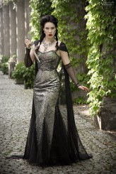DarkMotherDivine Przepiękna suknia: Emerald Queen

Zdjęcie wykonane z pomocą asystenta.