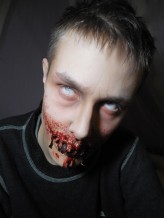 SzczudiMaluje Charakteryzacja poszarpana twarz/zombie

Model: Filip
Charakteryzacja: Agata Szczudlak