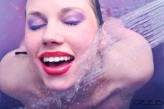 -k więcej na: facebook.com/VRMGirl 

fot: Eliza Kurowska

Radosny portret w wodzie. I piękne czerwone usta. 