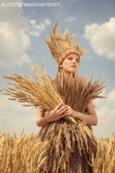 manufaktura_portretu Goddess of gold harvest photoshoot

model - Aga
 stylizacja + strój + m-up + foto - Marek Czeżyk Manufaktura Portretu

