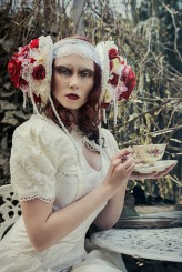 SitZone "Tea Time in Wonderland"
Photo: Sit Zone Art
Model: Revena
MUA: Florentyna Nabzdyk
Headpiece: Barbara Pietrzyk