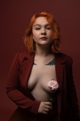 uf_inka Hanna Kucal

Ruby Rose and carnations