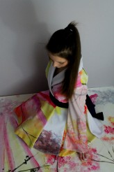 OlaHalagiera Kimono 
Pomysł na wykonanie projektu nasunął się samoistnie. Wybór padł na moją wizję kimono, które idealnie pasuje do stworzonej tkaniny. Jest to nietypowe kimono, przypominające płaszcz. Taki był mój zamysł, aby realizacja przypomina