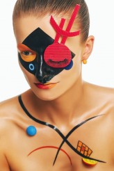 anmakeup Beyond reality inspired by Wassily Kandinsky
Photo: Greg Moment
Model: Alina Płaczek
Published on: https://makeupmag.com/abstractly-inspired/