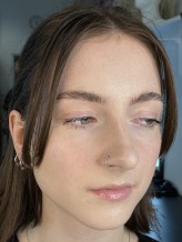 OlgaPrzydatek Makeup No Makeup - delikatny, codzienny makijaż mający na celu podkreślenie naturalnego piękna klientki. Rozświetlający, nadający skórze blasku i zdrowego wyglądu.