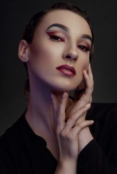 darkoman Eli

model: Elżbieta Wielga
wizaż: Aleksandra Styczyńska
włosy: Nikola Dylus