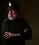 RobertGolebiewskiFotograf W bluzie oficerskiej na znak militaryzacji....