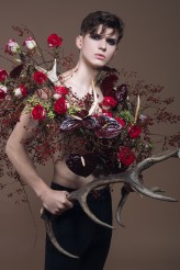 margaretha Model: Bartek Sanocki

Stylizacja floralna: Małgorzata Szwagiel

Foto: Kuba Pabis