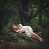 PatiAnna Śpiąca dziewczyna pod starym drzewem.