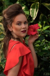 eltoro3 Makijaż: Adriana Styrenczak

Biżuteria: Krystyna Latosik

Włosy: Edyta Szubierajska

Event: FotoGenerator

Miejsce: Ogród Botaniczny w Powsinie