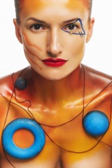 anmakeup Beyond reality inspired by Wassily Kandinsky
Photo: Greg Moment
Model: Alina Płaczek
Published on: https://makeupmag.com/abstractly-inspired/