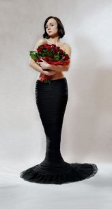 jacek_matuszek kobieta z kwiatami, czarna suknia