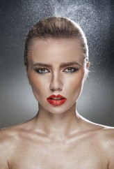 backstage Photographer: Kamil Majdański
Make-up / Hair: Julia Wojciechowska
Model: Dominika Mikrut