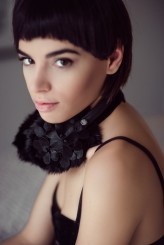 mosca MOSCA nauszniki ze słuchawkami (headphone earmuffs)   - skóra końska/ futro królicze 
 @moscafashion

modelka -  Alessia (Italy)   
zdjęcia  - krismalta.com 
makijaż -  Justyna Kozak