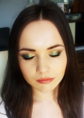 KamilaP Rozświetlający makijaż z zielenią i złotem, idealny na letnią imprezę lub wesele.