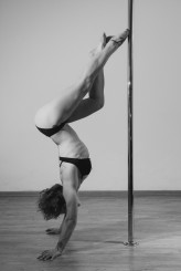MariaPoledancerka Pole dance handstand