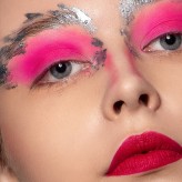 CamilleArtist                             Fot. FragileArt

Modelka : Natallia Panasiuk

Makijaż do sesji Beauty z użyciem srebrnej farby oraz koca termicznego jako tła.            