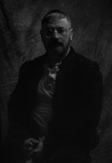 DariuszGajko Refleksyjny portret mężczyzny w kippa
Model: Marek Bogdziewicz
Nikon D700, obiektyw nikon 85mm 1.4, f 7.1, 250s, iso 200, lampa- Jinbei hd610 + okta, Jinbei hd-2 pro + wrota. Program: Capture One, PS.