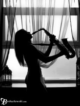 chomiik Kobieta z saxofonem 