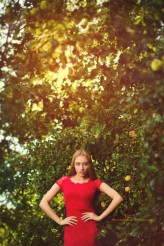 lukaszsulecki                             Urszula, słońce, jabłonie i czerwona sukienka - taka kompozycja :)            