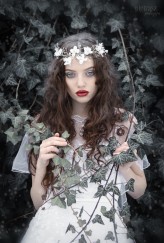 patrycjapietrasz Model: Daria Dąbrowska 
Mua: Ola Walczak 
Dress: Salonik Freya 
Wreath: Lola White 
Plener Winter z Dream On Plenery Fotograficzne