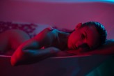 FotoDotyk modelka Paulina
Sesja w wannie ze światłe
